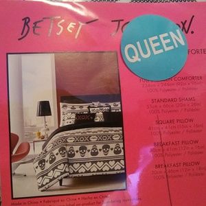 Six piece Betsey Johnson comforter
